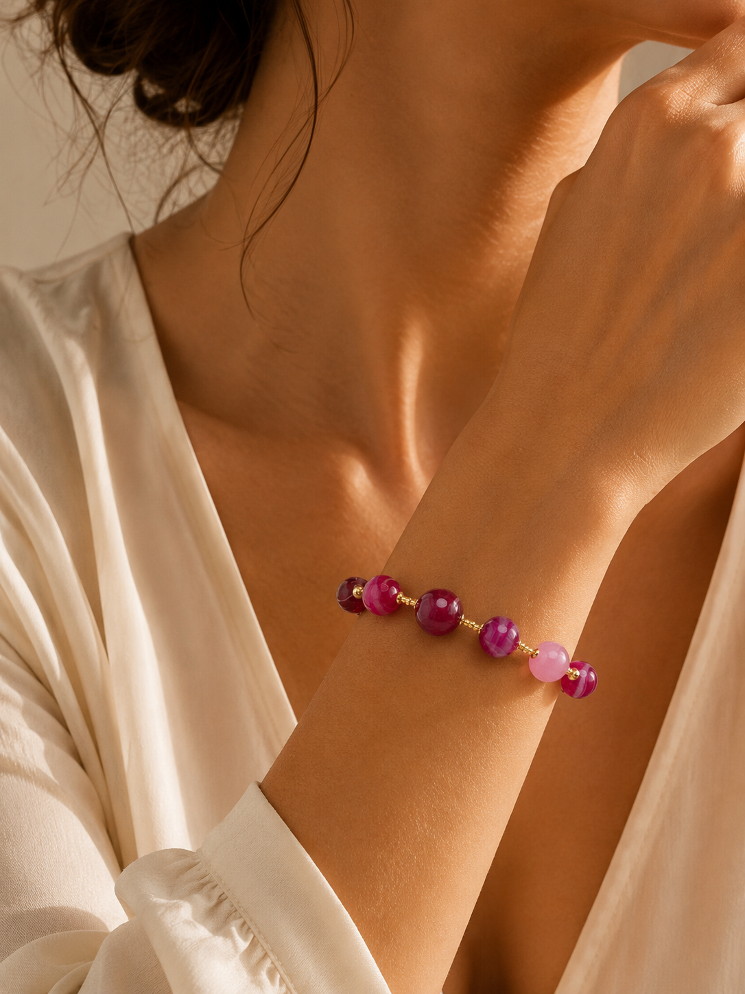 Bracciale Scrigno fucsia con perle in vetro di Murano, indossato